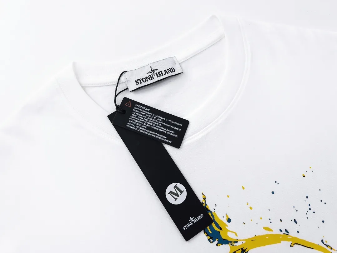 W621#P110💰 [Stone lsland/Stone Island summer new short-sleeved T-shirt with flame compass print on the chest] ⚠️[Original creation with high control of details] - Made of 260 grams of combed cotton with 32-count double yarn, soft and comfortable to the touch, sweat-absorbent and breathable. - Simple, basic and versatile style, original quality, the first choice for couples. - Made in a large factory, four needles and five threads on the shoulder, neatly arranged, high quality workmanship. - Same style for men and women. Very versatile, one piece for everyone, details are clearly visible. Color: Black White Size: M L